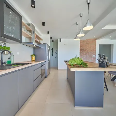 Vlaka * Kaštel Novi